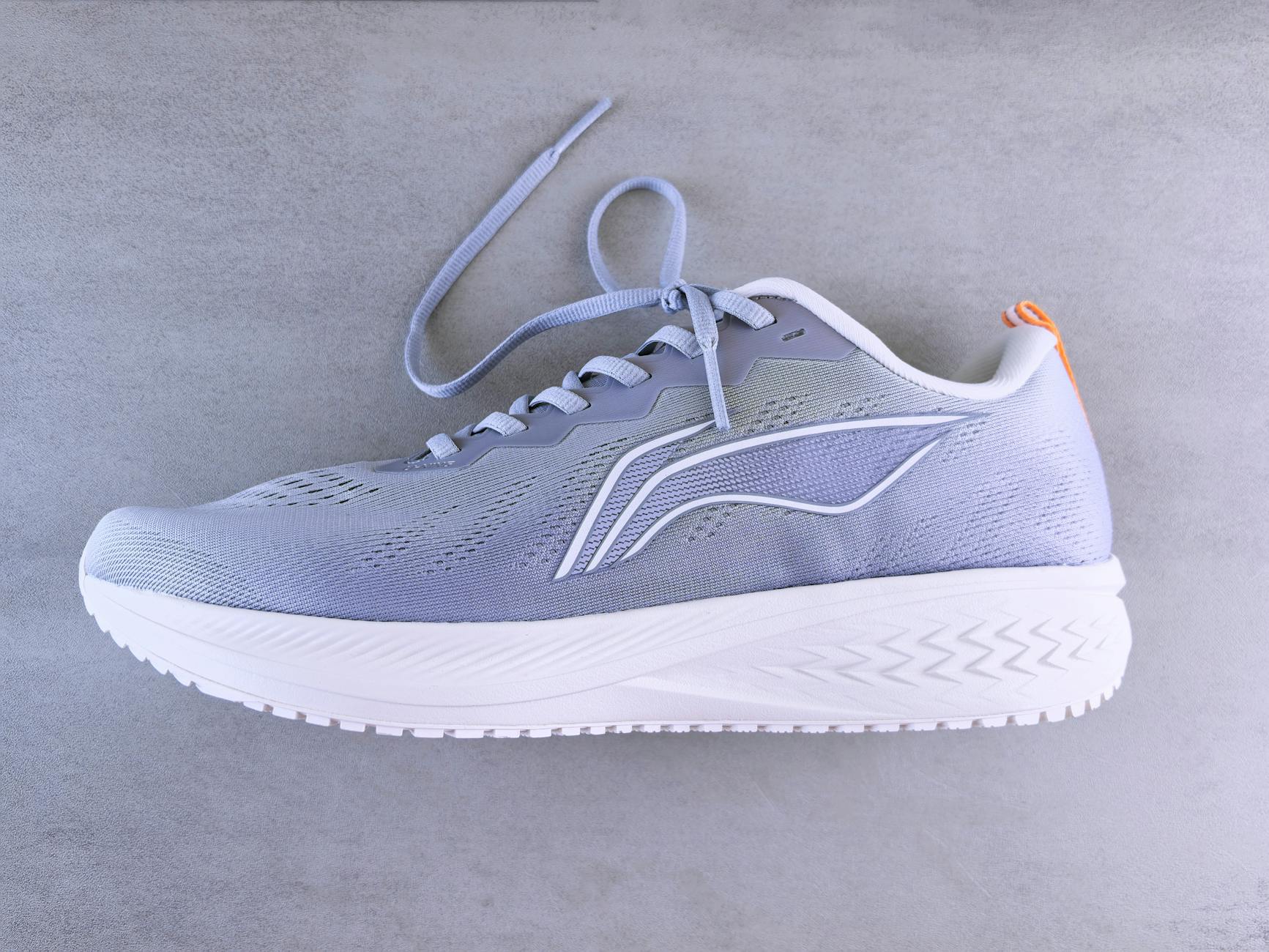 Why Do Lightweight Running Shoes Fail During Long Indoor Runs?