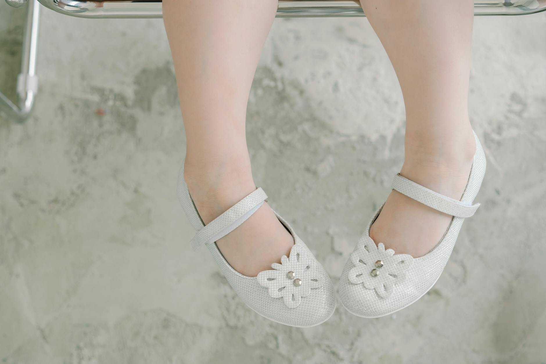 Best Walking Shoes for Wide Feet - Featured image