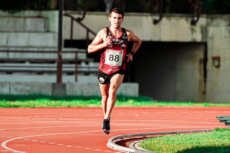 Best Practices for Building Better Running Form on a Treadmill - Featured image