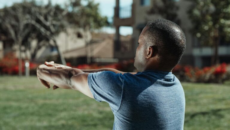 Here's Your Shoulders Should Be Relaxed, Not Tight, When Running - Featured image