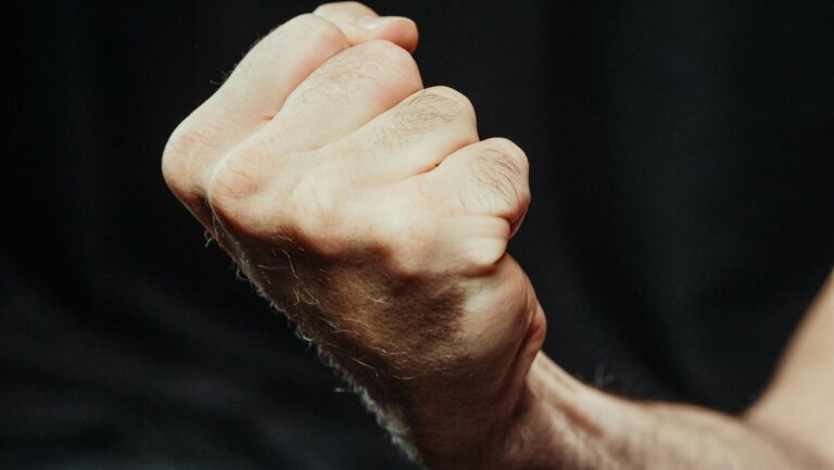 Why Your Hands Should Be Open, Not Clenched, While Running - Featured image