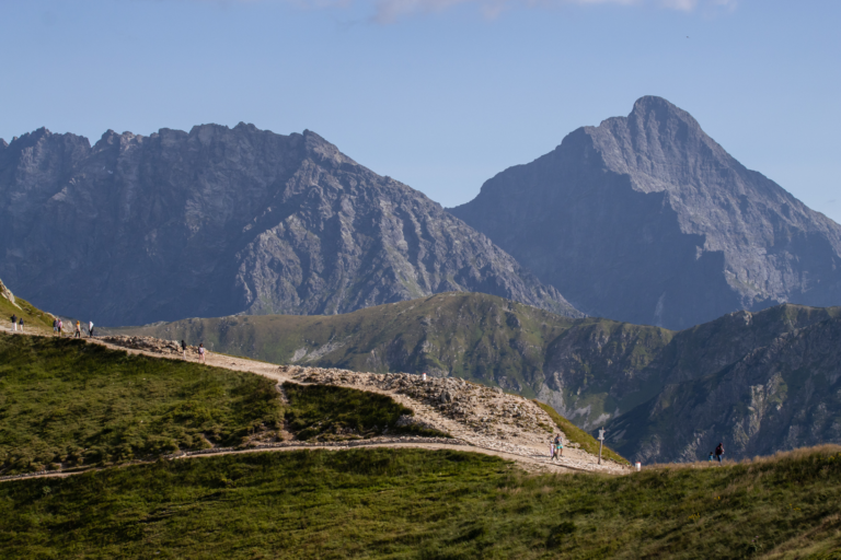 Hiking: How Distance and Elevation Combine for Intensity Minutes - Featured image