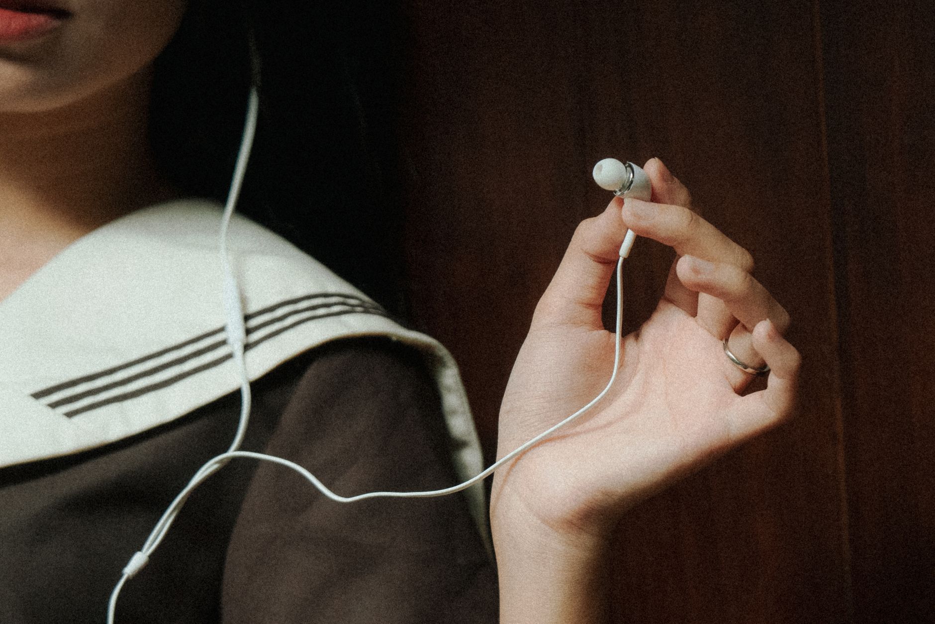 What Makes Earbuds Sweatproof in Hot, Humid Conditions?