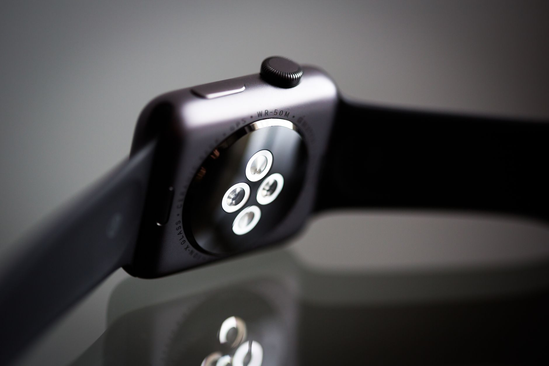 Armband Sensors vs. Wrist-Based Watches: Which Works Better for Runners?