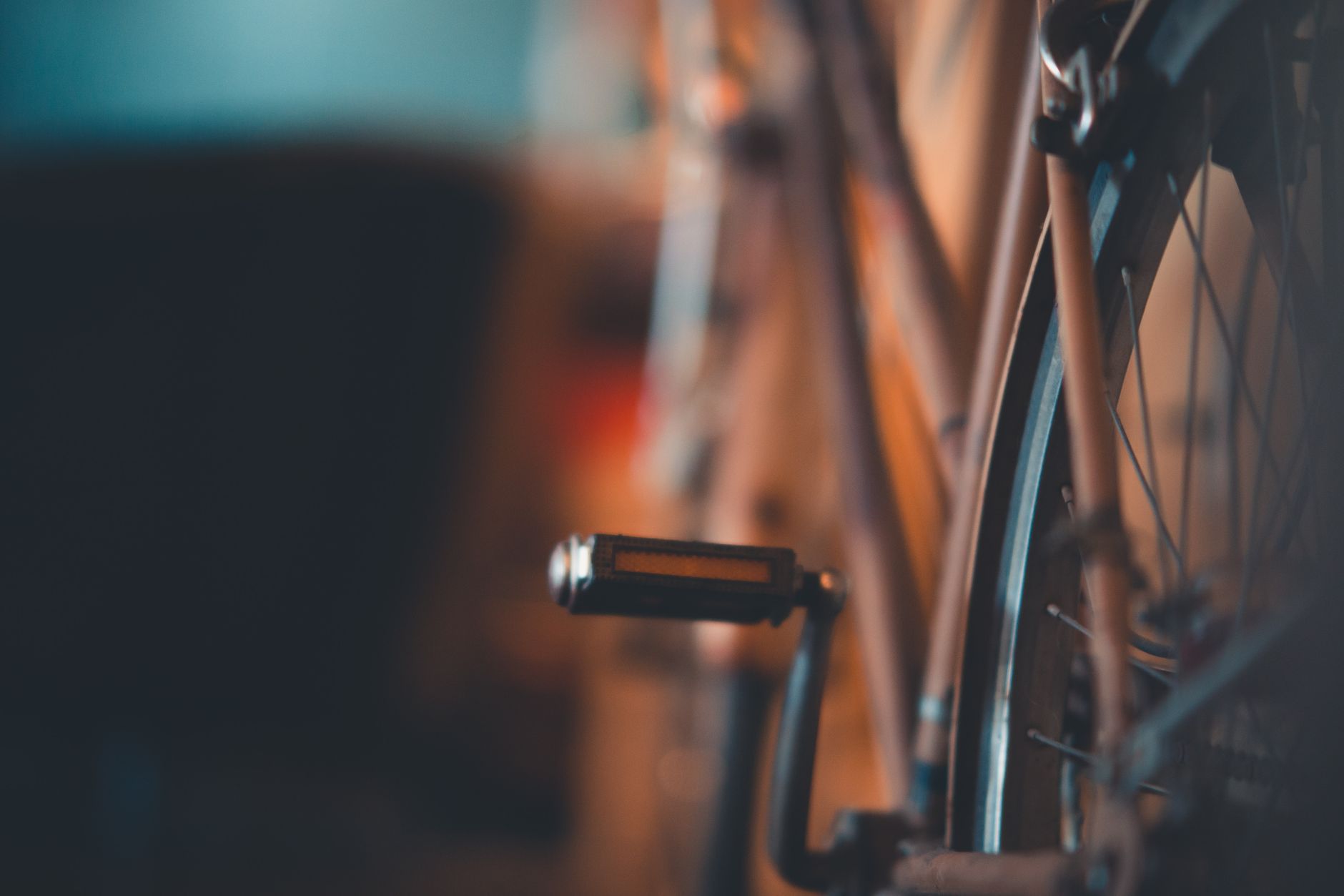 How Indoor Cycling and Outdoor Cycling Differ in Muscle Engagement and Biomechanics